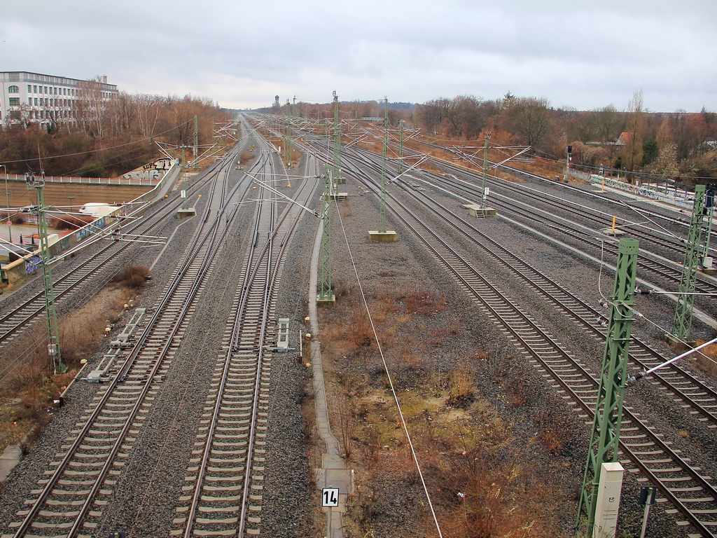 + 25 auf dem Bahnhof S�dkreuz gaben Zeit f�r einen Blick auf die Strecke am 24. Dezember 2011.