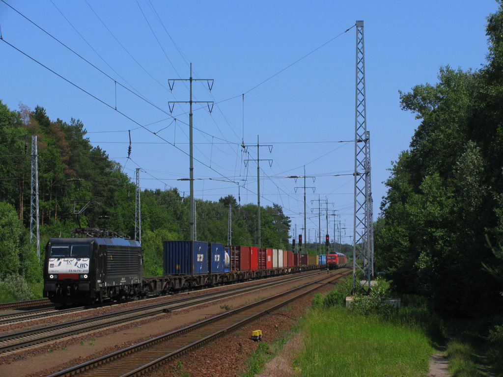 ... um der wiederrum Richtung Westen als n�chstes fahrenden 189 210 und Containern zu begegnen. Und die Pfeife der 189er ist wirklich was feines !! Viele viele Gr��e zur�ck ! 02.06.2011