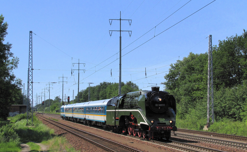 02 0201-0, alias 18 201, kommt hier mit ihrem Sonderzug von Leipzig nach Berlin Sch�neweide durch Diedersdorf gefahren. Sie zog die 3 Waggons vom Alex und die 183 003, welche f�r die n�tigen Bremshunderstel und f�r die elektrische Versorgung der Wagen sorgte. 02.06.2011

