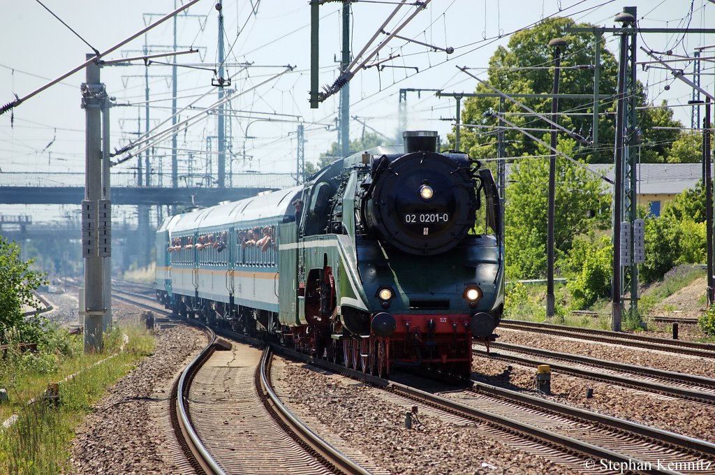 02 0201-0 mit dem DPE 80377 von Leipzig nach Berlin Sch�neweide in Berlin Sch�nefeld-Flughafen. Am Haken hatte sie eine Alex Garnitur und als Schublok die 183 003. 02.06.2011