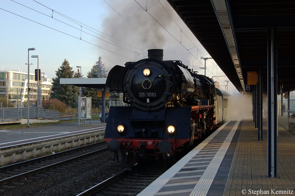 03 1010 mit einem Sonderzug (81492) von Berlin-Sch�neweide nach Wernigerode  Weihnachtsromantik im Harz  beim Halt im Brandenburger Hbf. 26.11.2011