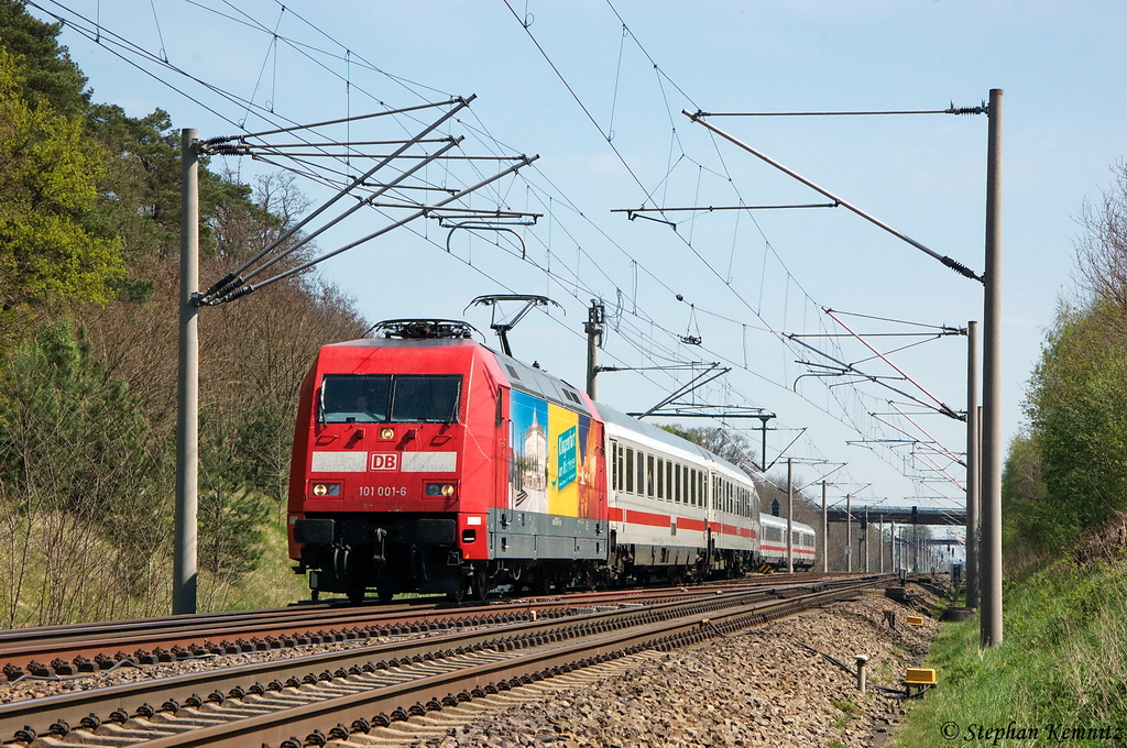 101 001-6  Klagenfurt Touristik  mit dem IC 144 von Berlin Ostbahnhof nach Schiphol (Airport) bei der Ausfahrt in Nennhausen. Wegen einer Technische St�rung am Zug, hatte dieser IC au�erplanm��ig in Nennhausen gehalten. 28.04.2012 