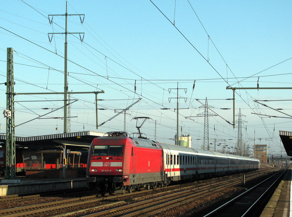101 001-6 mit einer leerwagen-�berf�hrung nach Berlin S�dkreuz. 