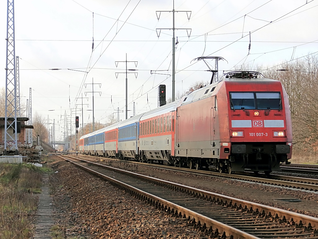 101 007-3 mit dem EC 177 nach Wien Praterstern �ber Prag durcheilt am 10. Januar 2012 Diedersdorf  zum n�chsten Halt in Elsterwerder. 