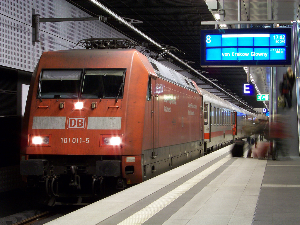 101 011-5 mit dem EC 340 „Wawel“ aus Krakow Glowny steht hier zur Abfahrt ins Bahnbetriebwerk bereit. Berlin Hbf (tief) den 05.12.2009
