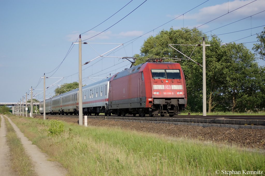 101 018-0 mit dem EC 248 von Krakow Glowny nach L�neburg zwischen Gro�wudicke und Rathenow. 29.05.2011