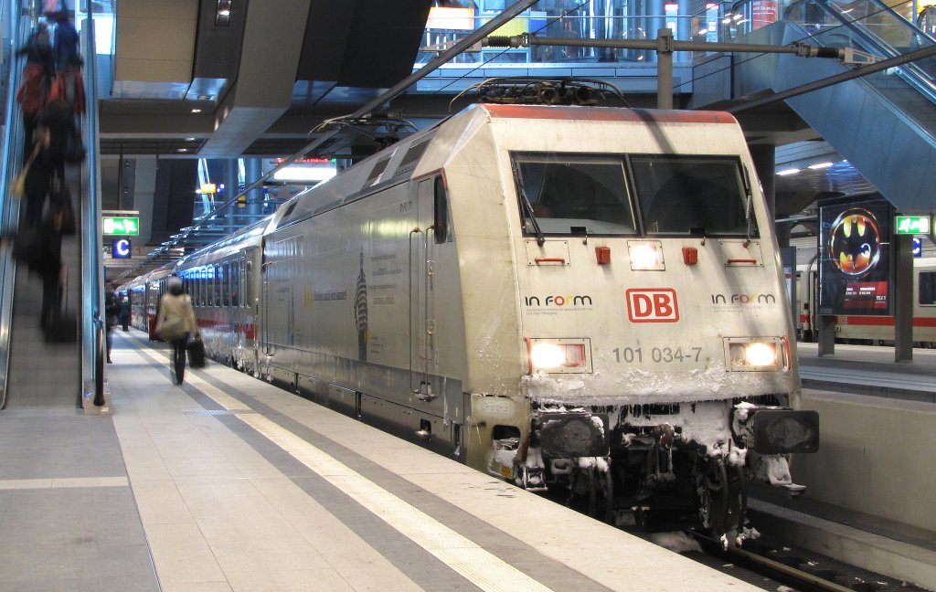101 034-7 war am 13.02.2010 mit dem IC 2356 von Stralsund (aufgrund des Winterwetters bzw der darausfolgenden Streckensperrung nicht von Ostseebad Binz) nach D�sseldort Hbf. Hier zu sehen am Berliner Hbf. 