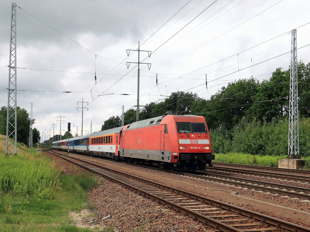 101 041-2 vor dem EC 176  nach Hamburg-Altona passiert am 14. Juli 2012 den Ort Diedersdorf in Brandenburg auf dem s�dlichen Berliner Au�enring. 