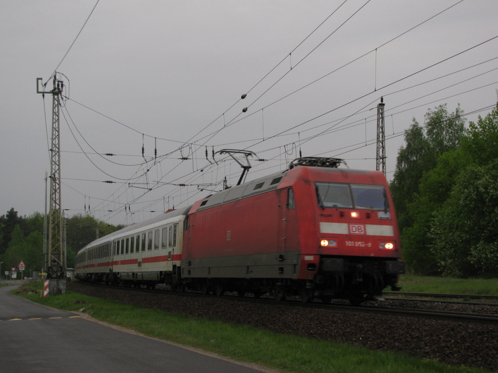101 052-9 besuchte am 01.05.2010 auch Bestensee mit ihrem IC nach Norddeich. Dieser ist im Sommer gegen 6:55 in Bestensee durchaus ablichtbar. Leider schlug etwas Regen zu, sodass es etwas dunkel war.