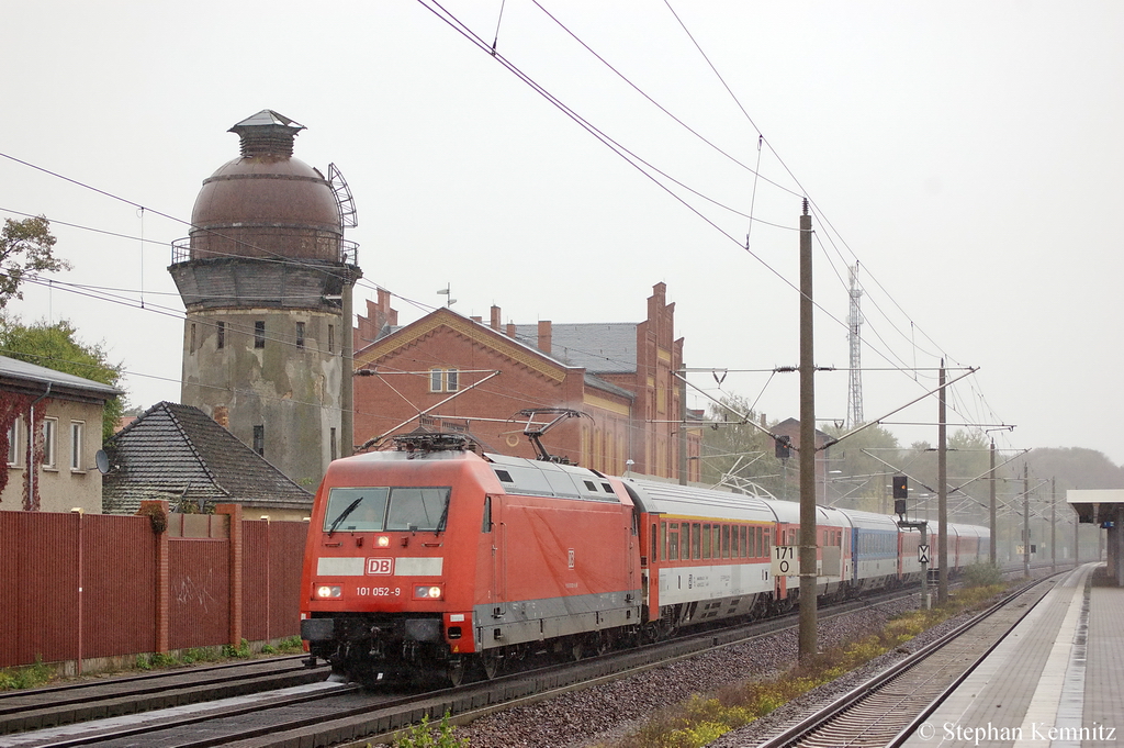 101 052-9 mit dem EC 176 von Brno hl.n. nach Hamburg-Altona. Wegen Beeintr�chtigung durch Vandalismus zwischen Berlin-Spandau und Wittenberge wurde dieser Eurocity �ber Rathenow umgeleitet. 11.10.2011