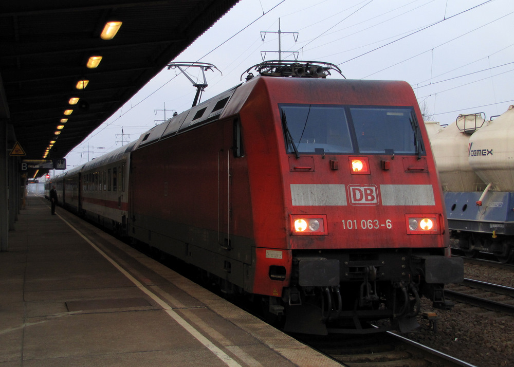 101 063-6 sieht man hier in Berlin Sch�nefeld Flughafen stehen mit IC 2432  Ostfriesland  von Cottbus nach Hannover Hbf. 05.03.2011
