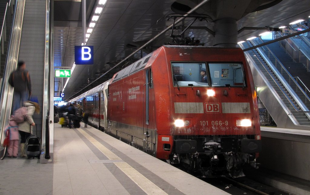 101 066-9 als Steuerwagenersatz am IC 2150 von Stralsund nach D�sseldorf Hbf hier am Hbf in Berlin. 13.02.2010
