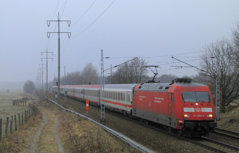 101 066-9 fuhr am 05.03.2011 den EC 173  Vindobona  von Hamburg-Altona nach Villach. Hier durchf�hrt er Diedersdorf.