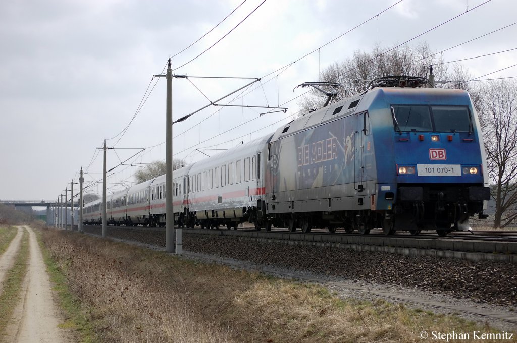 101 070-1  Die Adler Mannheim  mit dem IC 146 von Berlin Ostbahnhof nach Schiphol (Airport) zwischen Gro�wudicke und Rathenow. 02.04.2011