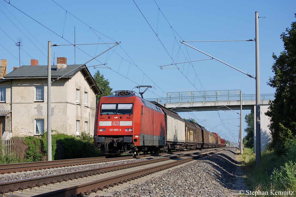 101 083-4 mit gemischten G�terzug in Vietznitz Richtung Friesack(Mark) unterwegs. 16.07.2011