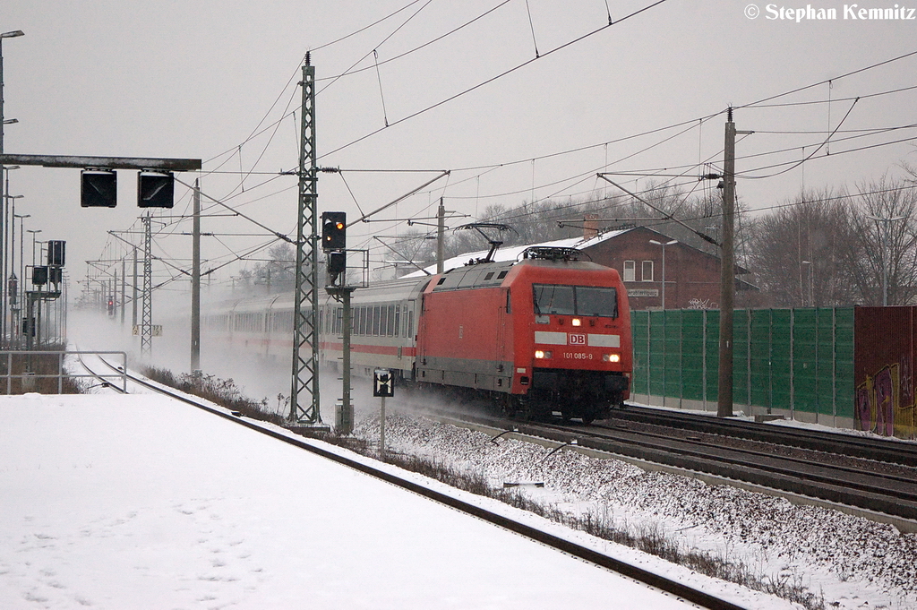 101 085-9 mit dem IC 141 von Amsterdam Centraal nach Berlin Hbf (tief) mit ca. 35min Versp�tung durch Rathenow. 22.12.2012