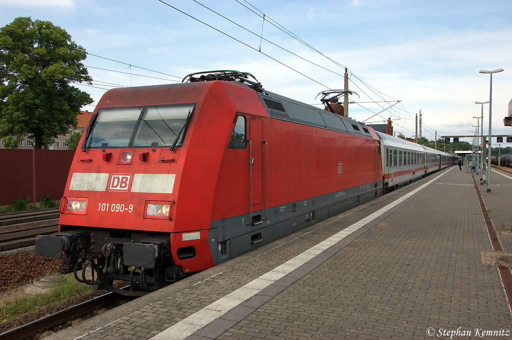 101 090-9 mit dem IC 140 von Berlin Ostbahnhof nach Schiphol (Airport) steht in Rathenow. Wegen einer  Signalst�rung  und  Warten auf F�hrg�ste aus einem anderen Zug  des RE 92422 aus Falkenberg(Elster), hatte der IC 140 einen zus�tzlicher Halt in Rathenow und fuhr mit ca. 30min Versp�tung ab. 13.06.2012