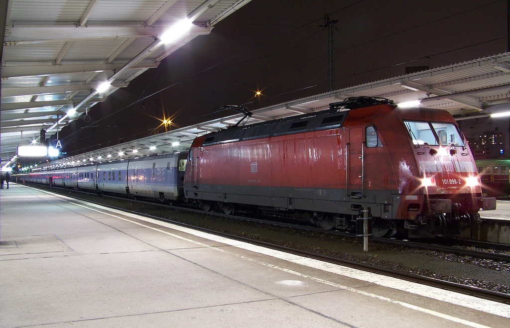 101 098-2 mit dem CNL 1201 (Talgos) nach M�nchen Ost hier am Startbahnhof in Berlin Lichtenberg. Leider war kein anderer Winkel f�r das Bild m�glich, da sich sonst das Signal mitten auf der Zugfront befindet h�tte. 05.12.2009 