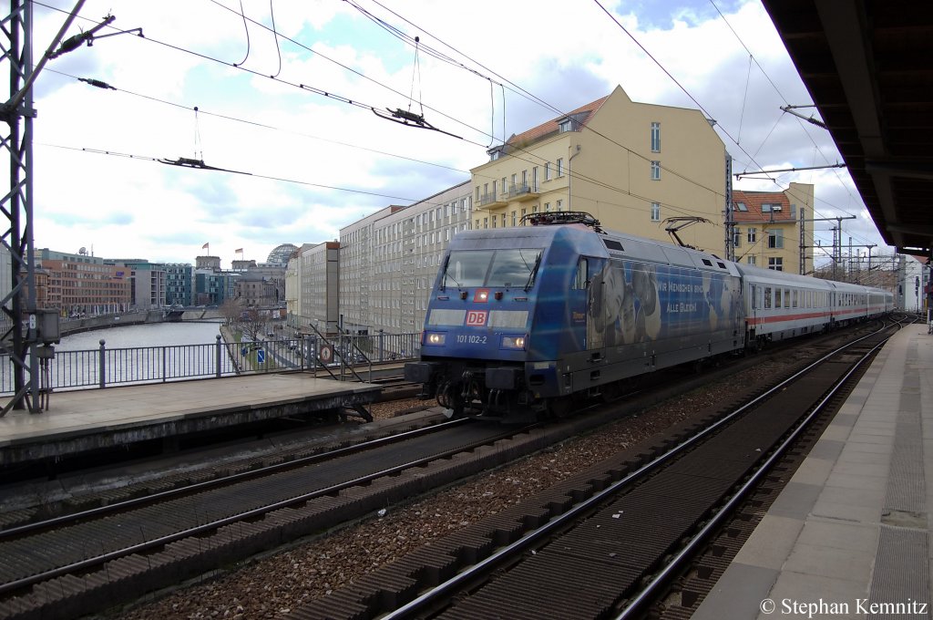 101 102-2  Wir Menschen sind alle gleich!  mit dem IC 141 von Schiphol (Airport) nach Berlin Ostbahnhof in Berlin Friedrichstra�e. 26.03.2011