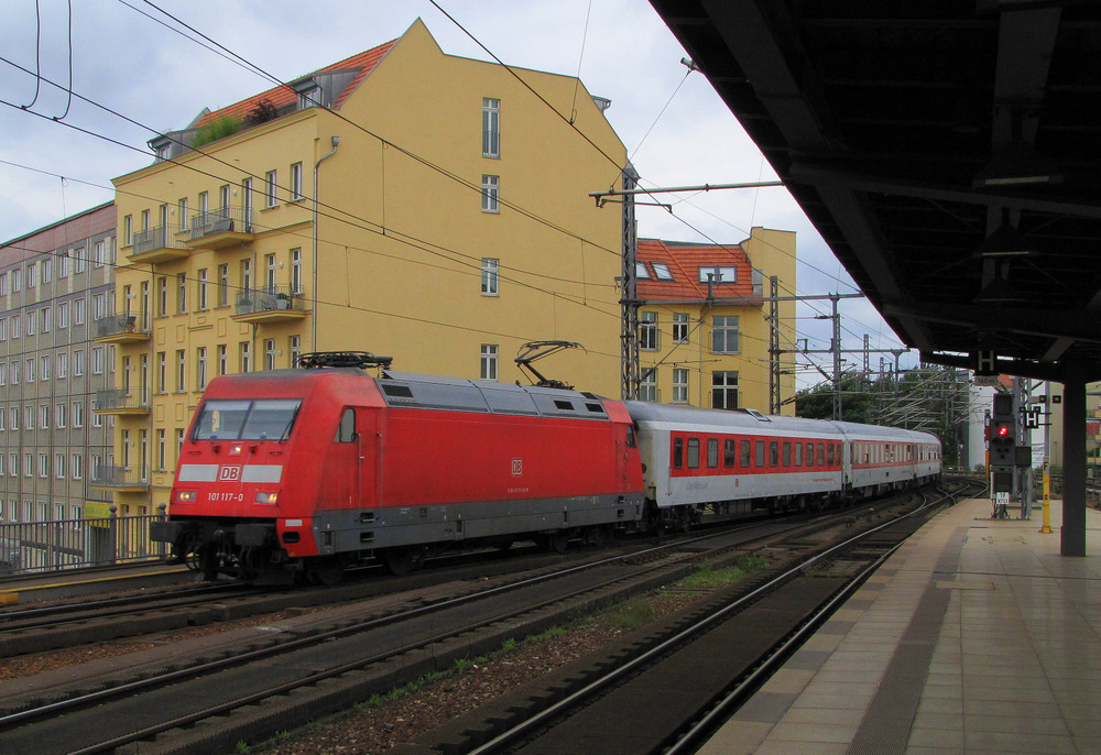 101 117-0 f�hrt hier mit dem CNL 1244 (M�nchen Hbf -> Berlin Lichtenberg) durch den Bahnhof Berlin Friedrichstra�e. 12.06.2010
