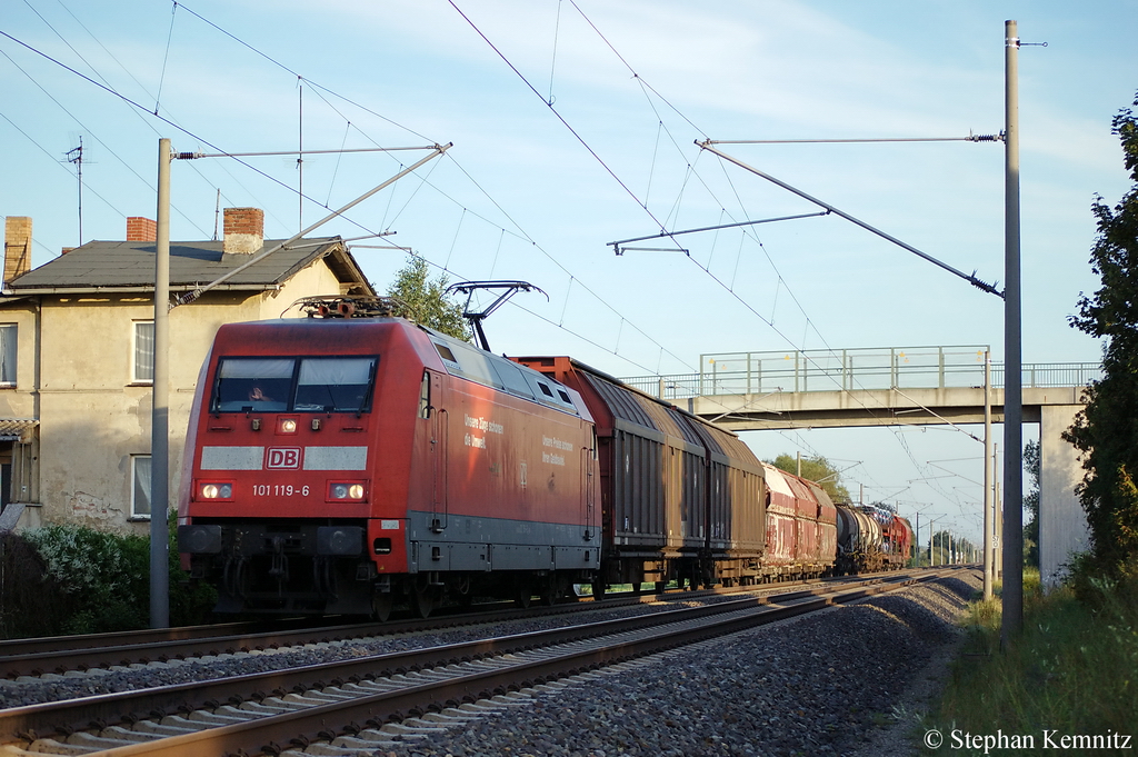 101 119-6 mit einem kurzem gemischtem G�terzug in Vietznitz Richtung Friesack(Mark) unterwegs. Netten Gru� zur�ck! 10.09.2011