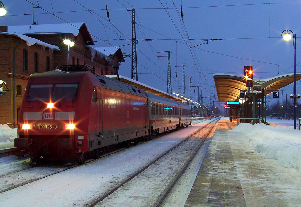 101 125-3 ist hier zu sehen mit dem  Stummel-  EC 340  Wawel  (Krakow Glowny -> Hamburg) in L�bbenau/Spreewald. 13.01.2010 