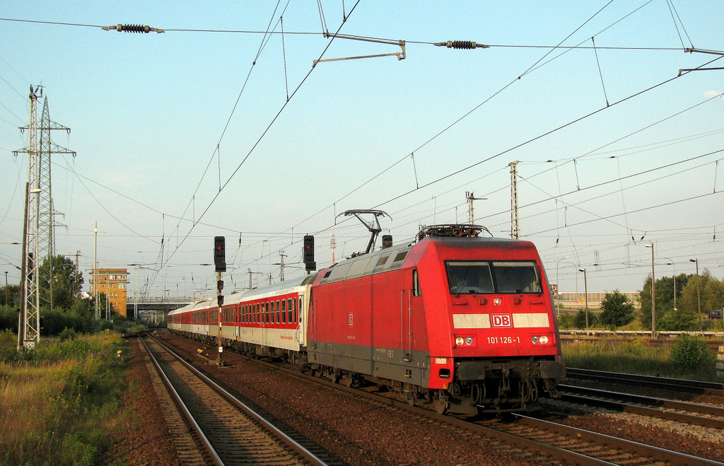 101 126-1 mit einer leeren Nachtzuggarnitur am 17.08.2009 durch Berlin Sch�nefeld Flughafen Richtung Berlin S�dkreuz.