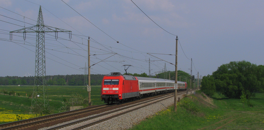 101 132-9 aufgeb�gelt und 101 121-2 abgeb�gelt am Schluss mit dem IC 1227 und + 15 im Petto in Richtung K�ln. Sie bremst hier gerade in Richtung Saarmund, da sie dort einmal quer durch den Bahnhof geschickt wurde. 29.04.2011