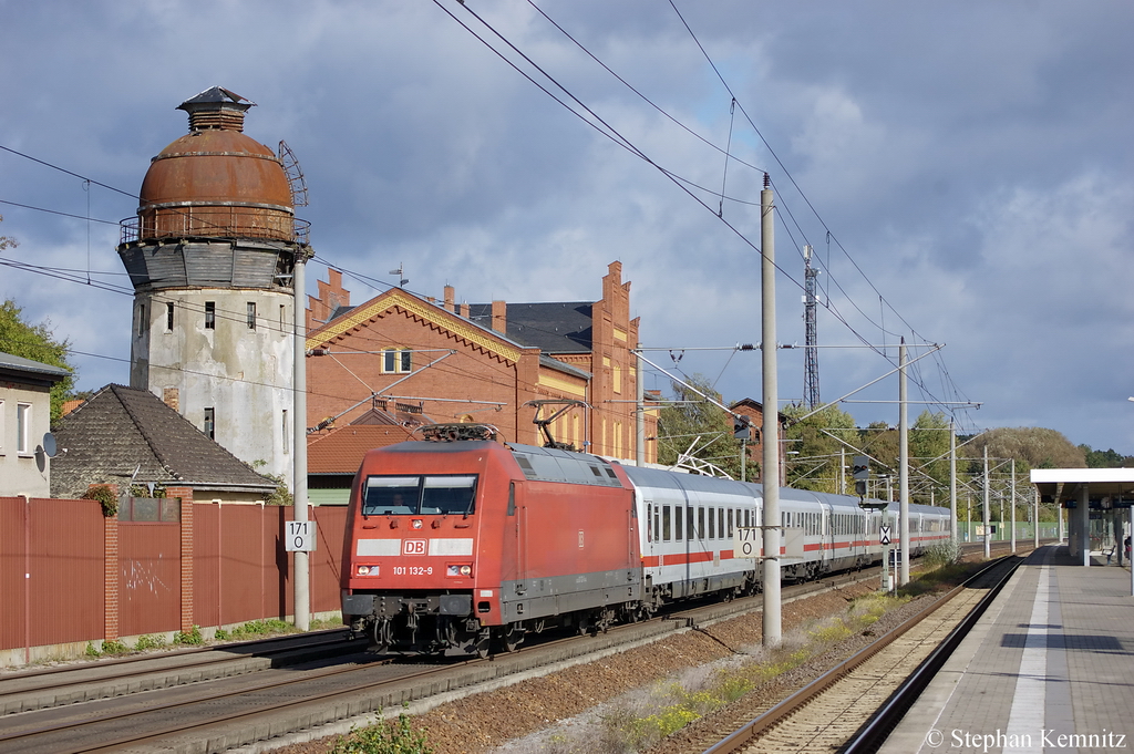 101 132-9 mit dem IC 2385 von Berlin S�dkreuz nach Frankfurt(Main) Hbf in Rathenow. 08.10.2011