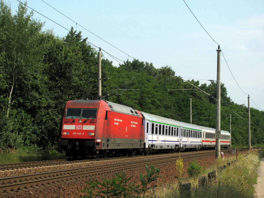101 140-2 mit DB-Eigenwerbung und EC 241  Wawel  nach Krakau, sie wird diesen Zug bis Cottbus bespannen. Aufgenommen am 03.07. im S�den Bestensee&acute;s.