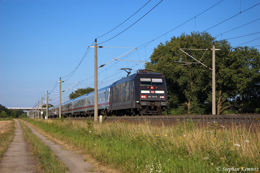 101 141-0  Bahnazubis Gegen Gewalt  mit dem IC 2242 von Berlin Ostbahnhof nach M�nster(Westf)Hbf bei Rathenow. 01.08.2012
