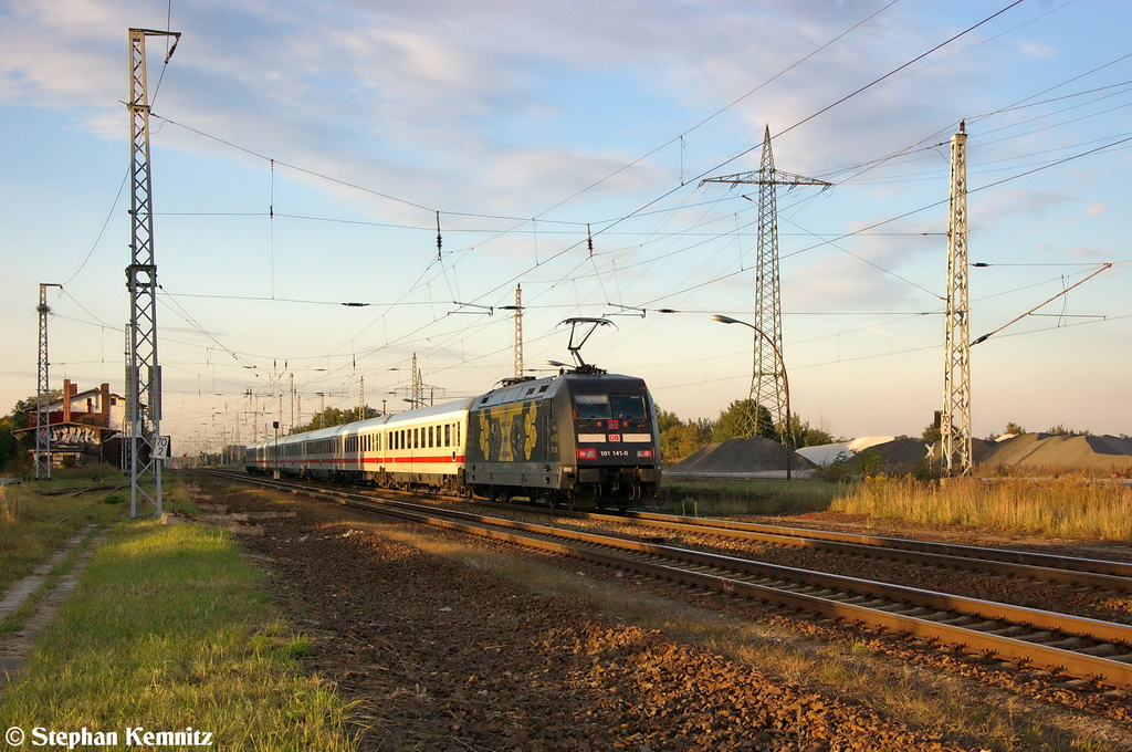 101 141-0  Bahnazubis Gegen Gewalt  mit dem IC 2431  Borkum  von Emden Au�enhafen nach Cottbus in Satzkorn. 02.10.2012