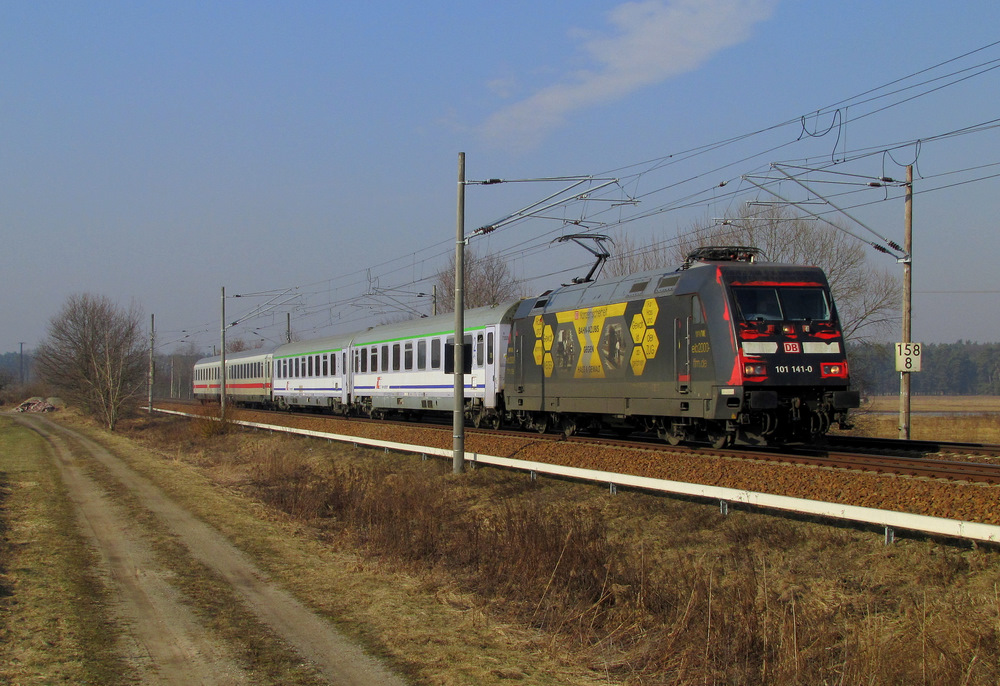 101 141-0 kommt hier mit dem EC 249  Wawel  (Hamburg-Altona -> Krakow Glowny) durch Tornitz gefahren. N�chster Halt wird dann Cottbus p�nktlich um 11:11 Uhr sein. 03.03.2011