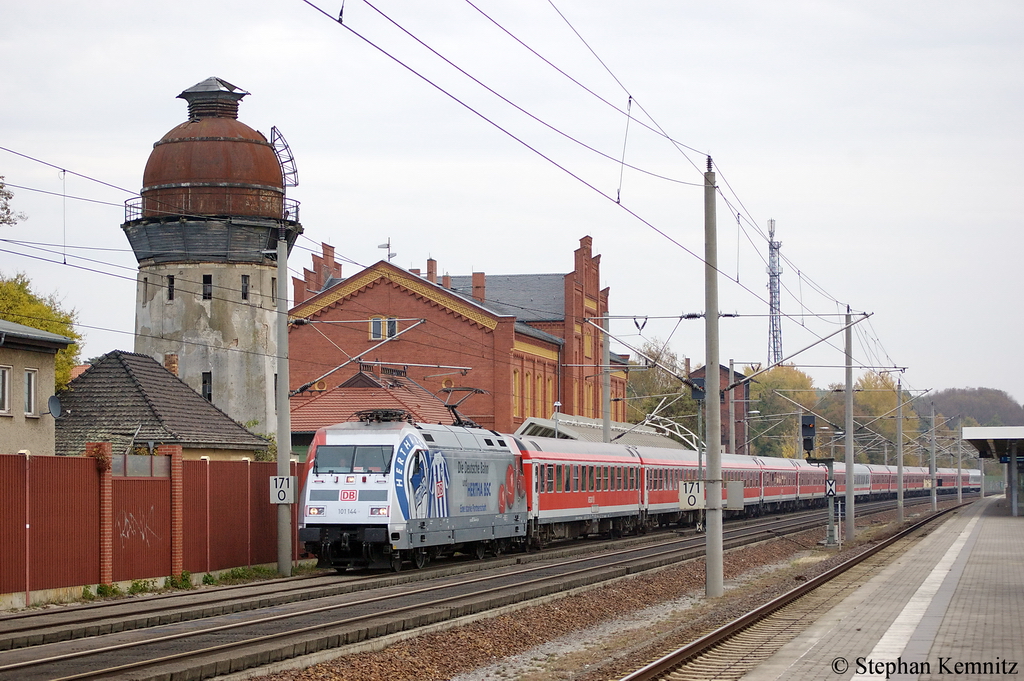 101 144  Hertha BSC  mit dem DZ 2670  DFB-Pokalspiel Rot-Wei� Essen gegen Hertha BSC  von Berlin Ostbahnhof nach Essen Hbf in Rathenow. 26.10.2011