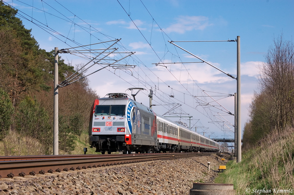 101 144  Hertha BSC  mit dem IC 2423  UrlaubsExpress Mecklenburg-Vorpommern  von Seebad Heringsdorf nach K�ln Hbf, bei Nennhausen. 21.04.2012