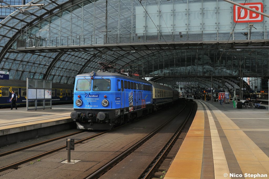 1042 520-8 nochmal mit einem Teil der gro�en Halle,Berlin Hbf (18.09.10)
