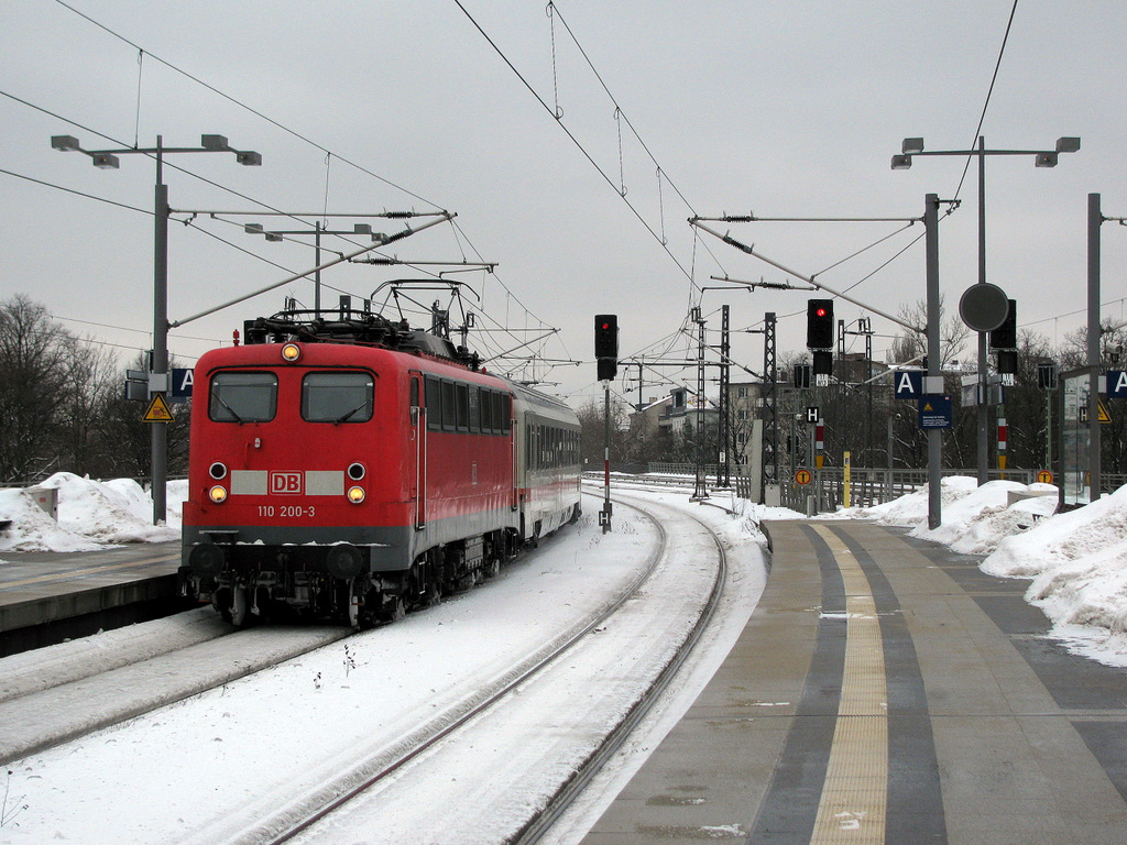 110 200-3 der DB Regio NRW kam mit einem 40 Minuten versp�teten IC aus Amsterdam am 13.02.2010 am Berliner Hbf. an und diente als 101er Ersatz.