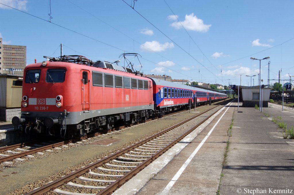 110 236-7 mit dem DZ 2790 von Warnem�nde steht hier auf Gleis 19 im Bahnhof Berlin-Lichtenberg. Er war 3 min vor dem Plan in Lichtenberg angekommen. 26.05.2010