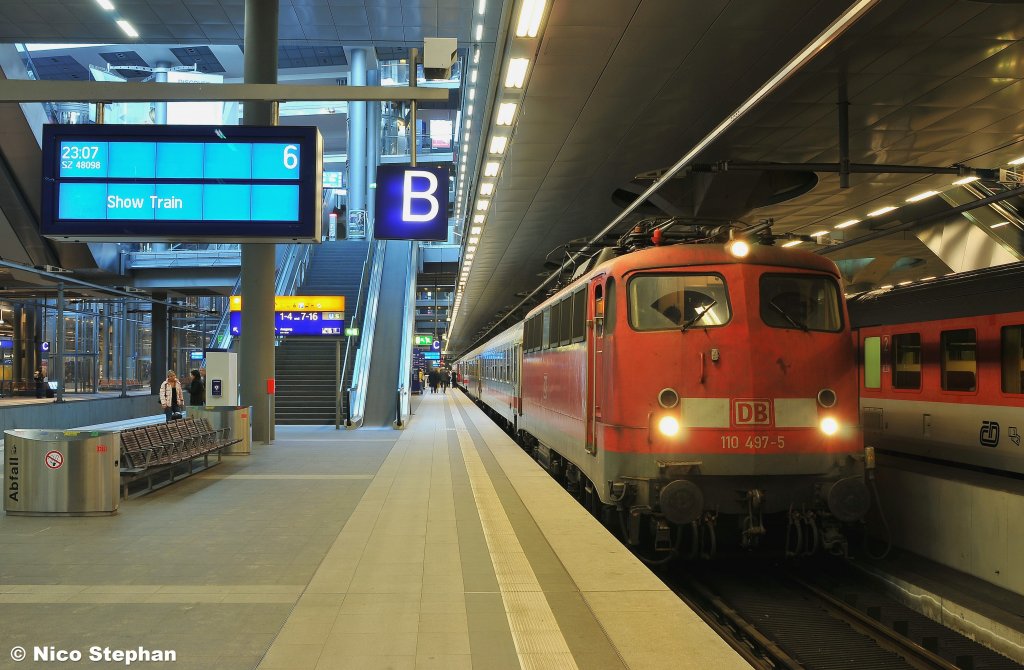 110 497-5 mit dem Canon-Show-Train (Sz 48098) steht hier am Gleis 6 des Berliner Hauptbahnhofs und wartet auf Besucher (21.03.11)
