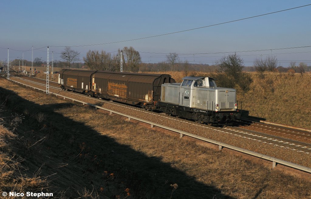 111 001 von ITL brummt mit einer kurzen �bergabe �ber den Westring am B� 72 bei Priort (02.03.11)