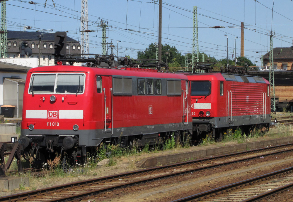 111 110 und 114 020 stehen kalt auf dem Abstellgleis im Cottbuser Hbf. Aufgrund einer �berf�hrung der RSX Dostos und der 120.2er nach Aachen war er in Osten Deutschlandes gekommen. 28.06.2010

