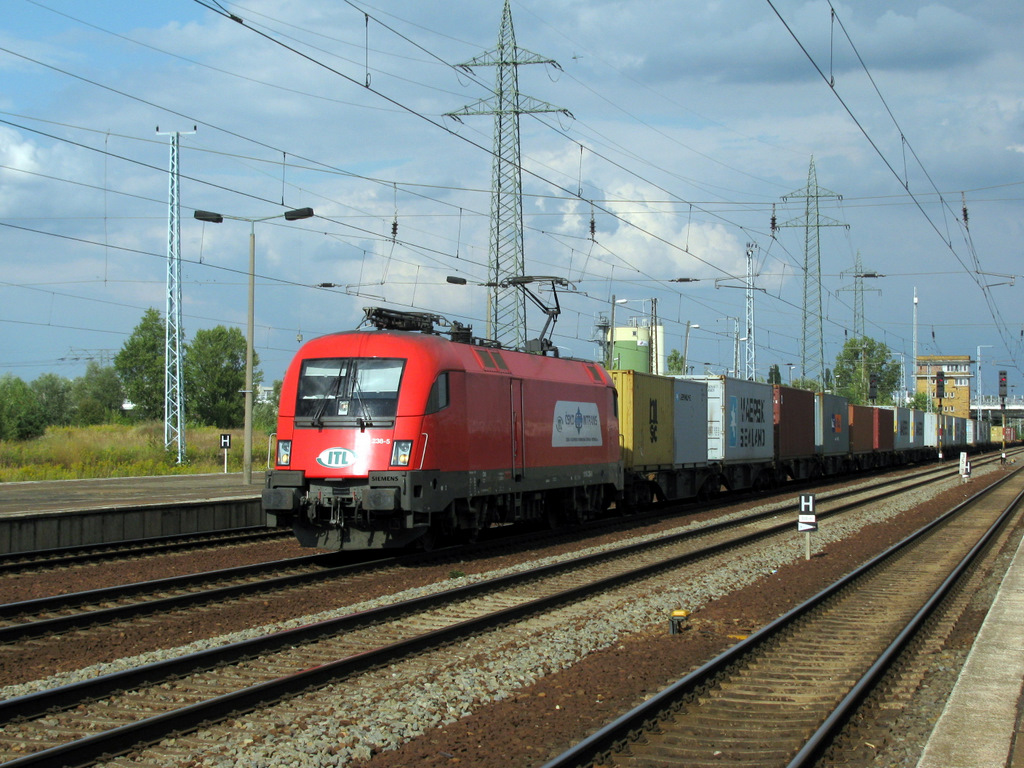 1116 238-5 der ITL mit einem Containerzug mit neuen Containertragwagen bei der Durchfahrt in Berlin Sch�nefeld Flughafen am 28.08.2009. Mittlerweile f�hrt sie wieder f�r die �BB Z�ge durch �sterreich und erreicht damit auch manch einmal Deutschland.