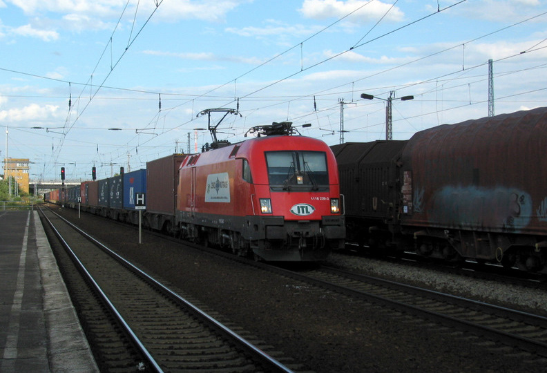 1116 239-3 der ITL mit einem langem Containerzug und Fotowolke bei der Durchfahrt in Berlin Sch�nefeld Flughafen am 28.08.2009. Auch diese ist mittlerweile wieder im �BB-Farbschema in �sterreich unterwegs.
