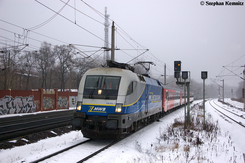 1116 911-7 (182 911-8) MWB - Mittelweserbahn GmbH f�r ODEG - Ostdeutsche Eisenbahn GmbH mit dem RE4 (RE 37316) von Ludwigsfelde nach Rathenow, bei der Einfahrt in Rathenow. 10.12.2012