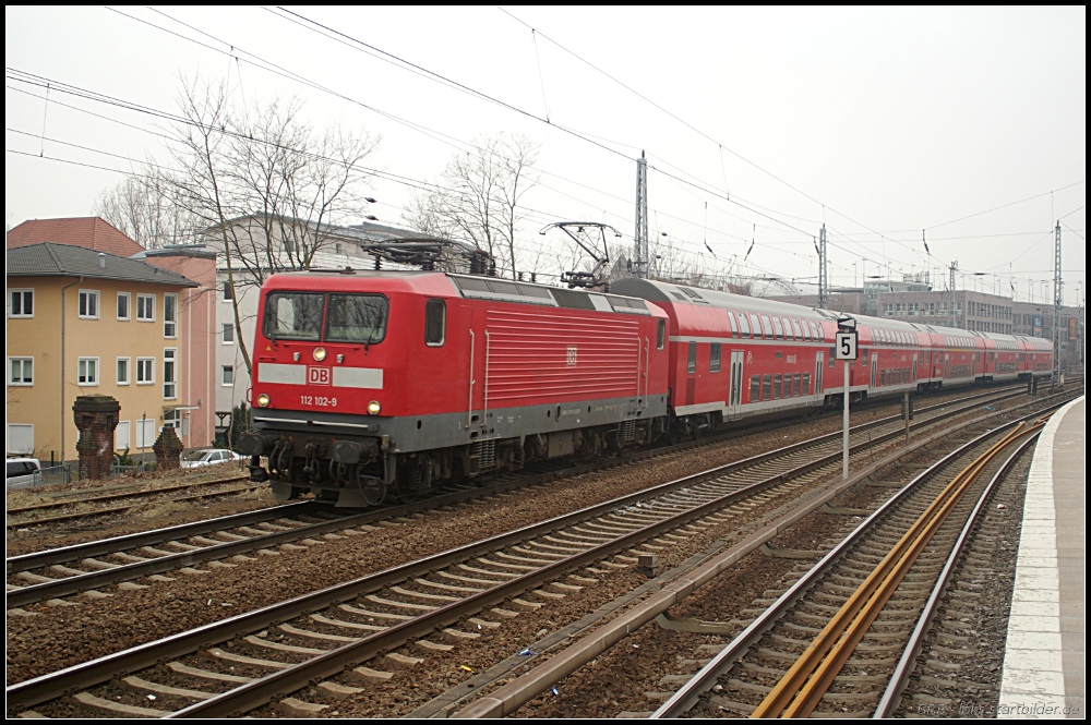 112 102-9 ist mit dem RE1 nach Eisenh�ttenstadt unterwegs (gesehen Berlin Karow 18.02.2011)