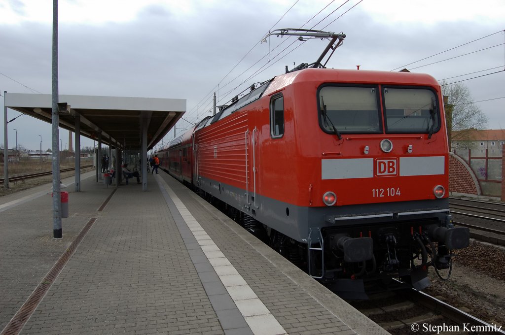 112 104 mit frischer HU (31.03.2011) steht mit dem RE2 (RE 37385) nach K�nigs Wusterhausen in Rathenow. 05.04.2011