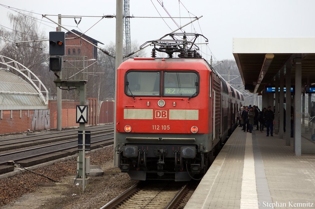 112 105 mit dem RE2 (RE 37377) nach K�nigs Wusterhausen in Rathenow. Der RE 37377 musste Heute au�erplanm��ig in Nennhausen und Buschow halten, weil der RE 37405 durch eine einst�ndigen Sperrung auf der Berliner Stadtbahn durch einen Hund in Rathenow nicht ankam. 17.02.2011