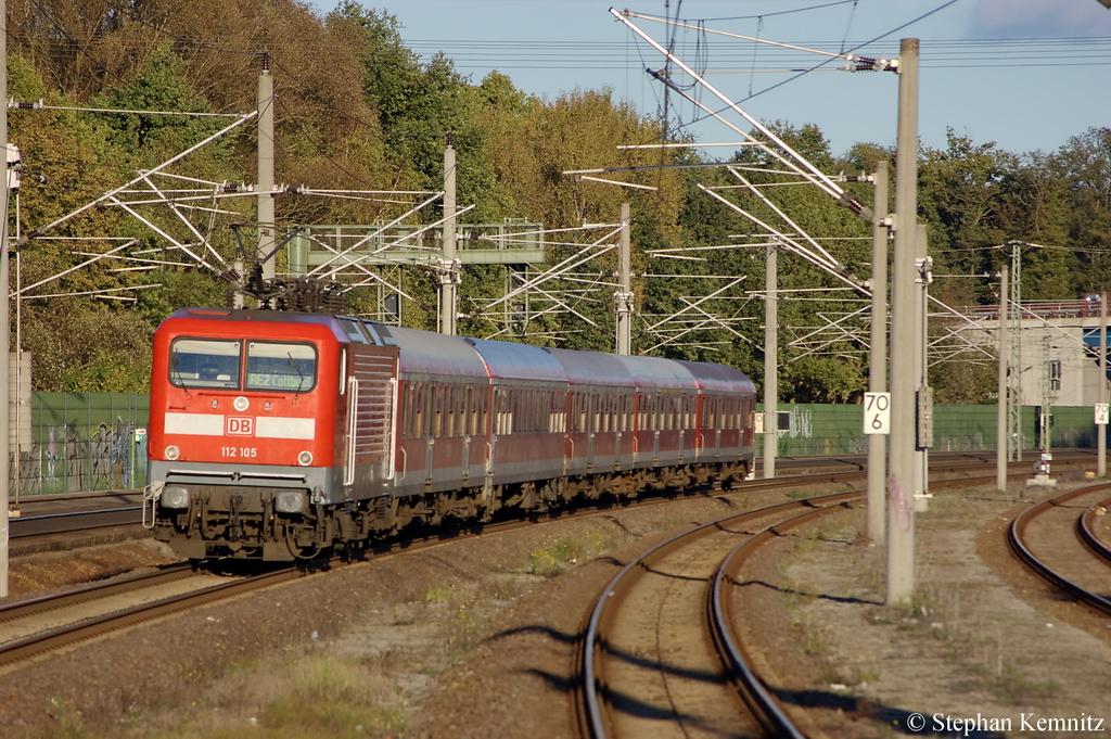 112 105 mit dem RE2 (RE 37385) von Rathenow nach Cottbus bei der Ausfahrt aus Rathenow. Es handelt sich hier um die Winter-Halbjahr-Warnem�ndeExpress-Garnitur. 13.10.2011