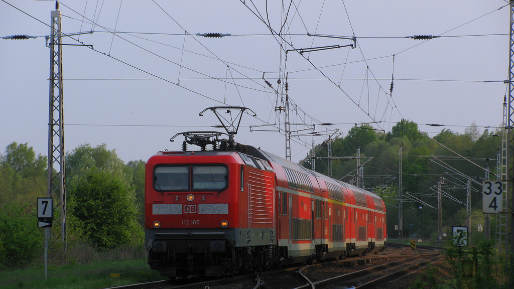 112 105 zieht einen RE 2 Umleiter nach Berlin Hbf. gleich �ber die alte Nottebr�cke Zossens. 29.04.2011
