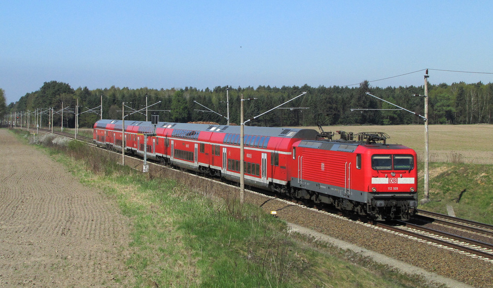 112 109 kommt hier mit dem RE1 nach Eisenh�ttenstadt durch Pillgram gefahren. 20.04.2011

